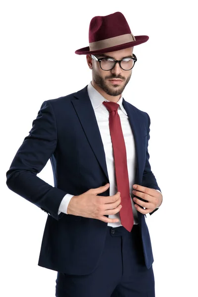 Sexy Businessman Wearing Burgundy Hat Standing Closing Jacket Cool Attitude — Stock Photo, Image