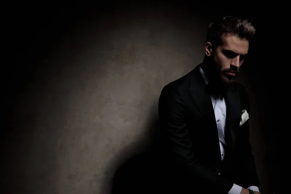 Side View Young Businessman Wearing Black Tuxedo Sitting Looking Dramatic — Stock Photo, Image