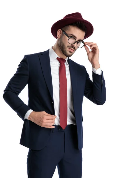 Joven Hombre Negocios Con Sombrero Color Burdeos Pie Fijación Gafas — Foto de Stock