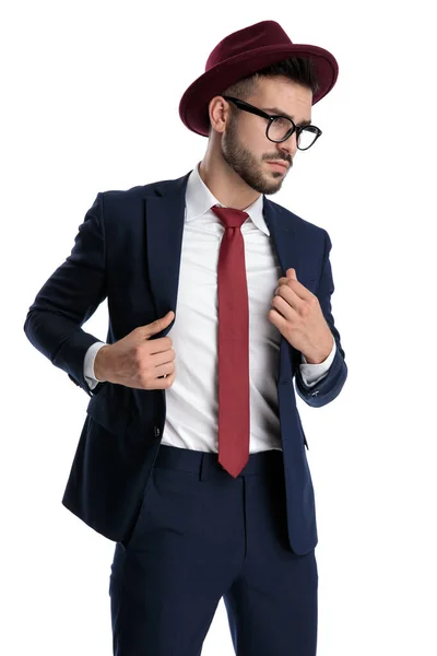 Sexy Businessman Wearing Burgundy Hat Standing Fixing Jacket Attitude White — Stock Photo, Image