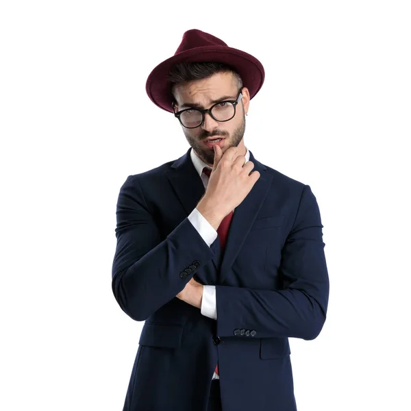 Sexy Uomo Affari Indossa Cappello Bordeaux Piedi Toccare Labbro Seducente — Foto Stock