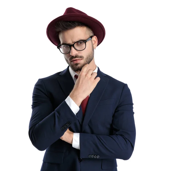 Όμορφος Επιχειρηματίας Μπορντό Καπέλο Στέκεται Και Αγγίζει Πηγούνι Σκεπτικός Λευκό — Φωτογραφία Αρχείου