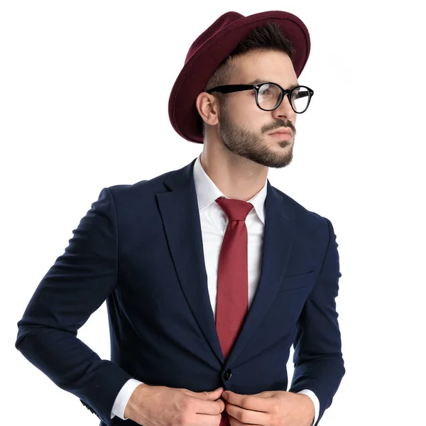 Fiatal Üzletember Visel Burgundi Kalap Áll Gombolja Kabátját Miközben Néz — Stock Fotó