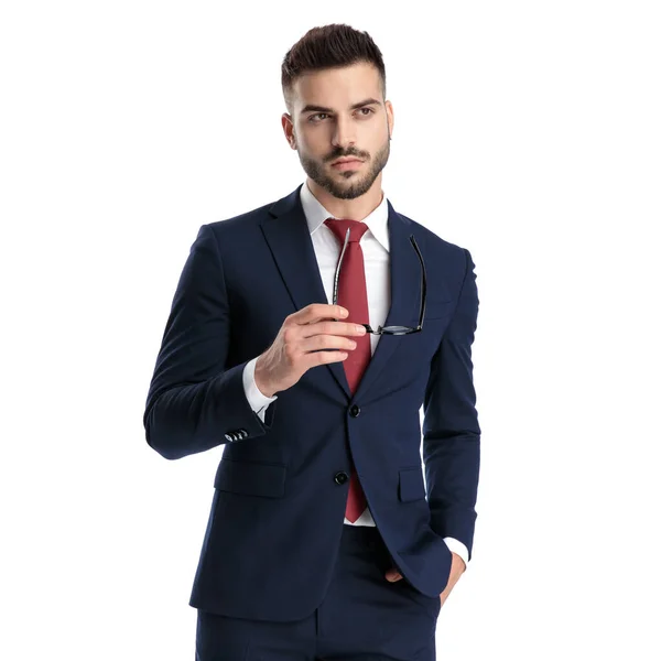 Guapo Hombre Negocios Vistiendo Traje Azul Marino Pie Con Mano —  Fotos de Stock