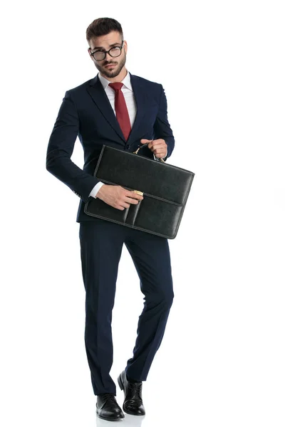 Νεαρός Επιχειρηματίας Φορώντας Γυαλιά Στέκεται Και Κρατώντας Χαρτοφύλακά Του Στα — Φωτογραφία Αρχείου