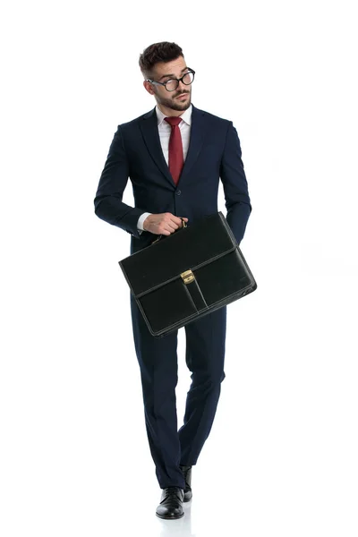 Young Businessman Wearing Glasses Walking Briefcase Hand Looking Away Cool — Stock Photo, Image