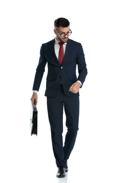 Homem Negócios Atraente Usando Óculos Andando Com Pasta Mão Olhando — Fotografia de Stock