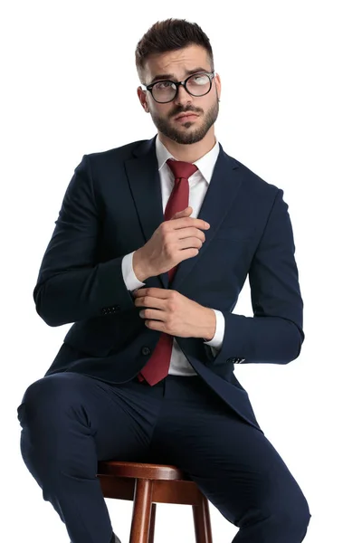 Sexy Geschäftsmann Mit Brille Sitzt Und Fixiert Seinen Ärmel Mit — Stockfoto