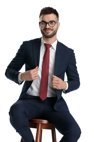 Schöner Geschäftsmann Mit Brille Sitzt Und Fixiert Seine Jacke Glücklich — Stockfoto