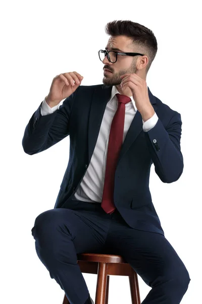 Empresário Sexy Vestindo Óculos Sentado Levantando Mãos Enquanto Olha Para — Fotografia de Stock