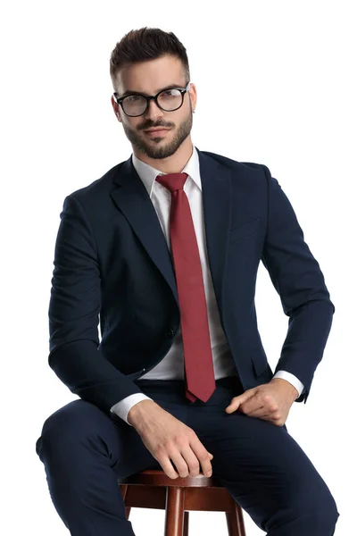 Schöner Geschäftsmann Mit Brille Sitzt Mit Händen Auf Dem Schoß — Stockfoto