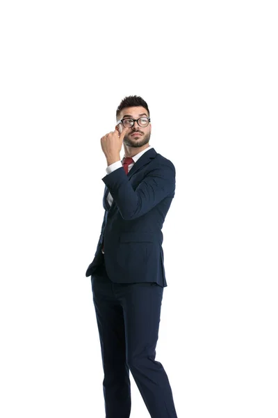 一个性感的生意人 戴着眼镜 手插在口袋里 手指头在背后 背景是白色的 很严肃 — 图库照片