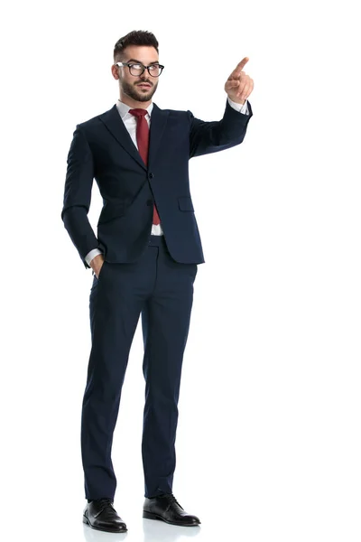 Młody Biznesmen Noszący Okulary Stojący Ręką Kieszeni Skierowany Przodu Poważnie — Zdjęcie stockowe