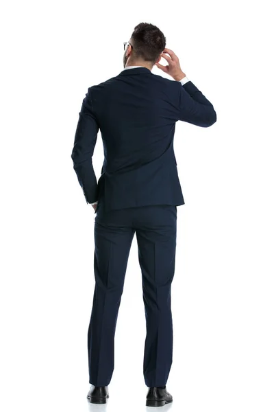 Visão Traseira Homem Negócios Vestindo Terno Marinha Com Mão Bolso — Fotografia de Stock
