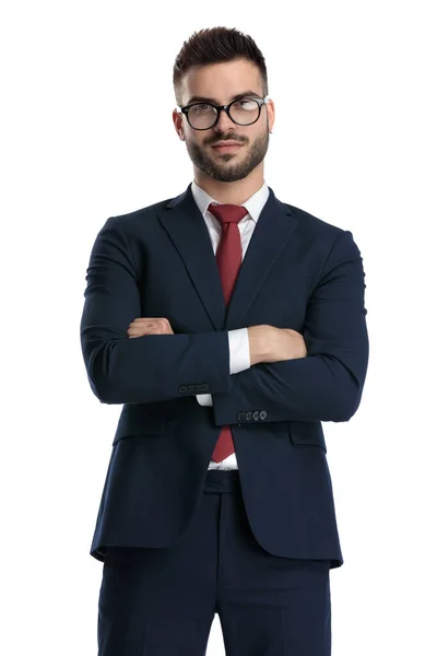 Atractivo Hombre Negocios Con Gafas Pie Con Los Brazos Cruzados — Foto de Stock