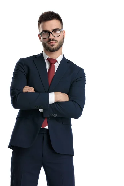 Νεαρός Επιχειρηματίας Φορώντας Γυαλιά Στέκεται Χέρια Σταυρωμένα Στο Στήθος Και — Φωτογραφία Αρχείου
