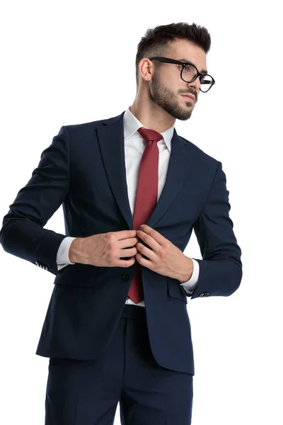 Sexy Geschäftsmann Mit Brille Steht Und Schließt Seine Jacke Während — Stockfoto