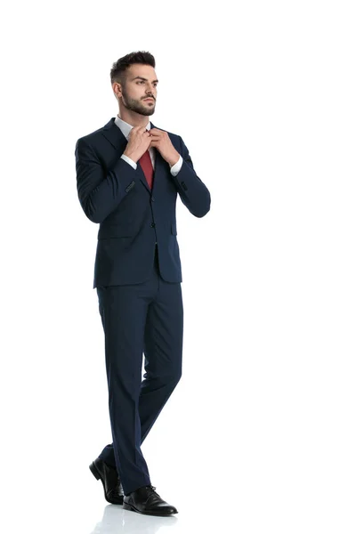 Πλαϊνή Όψη Ενός Ελκυστικού Επιχειρηματία Που Φοράει Ναυτικό Κοστούμι Περπατώντας — Φωτογραφία Αρχείου