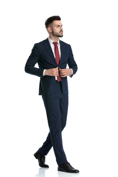 Vista Lateral Empresário Bonito Vestindo Terno Marinha Andando Enquanto Fixa — Fotografia de Stock