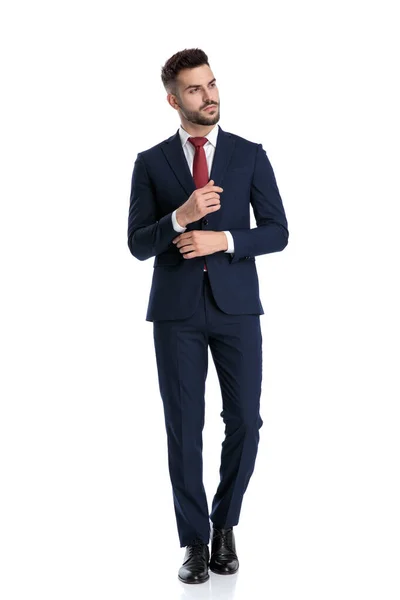 Guapo Hombre Formal Vistiendo Traje Azul Marino Caminando Mientras Sostiene — Foto de Stock