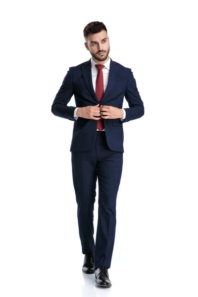 Homem Negócios Atraente Vestindo Terno Marinha Andando Enquanto Fecha Sua — Fotografia de Stock
