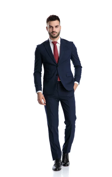 Homem Negócios Atraente Vestindo Terno Marinha Andando Com Uma Mão — Fotografia de Stock