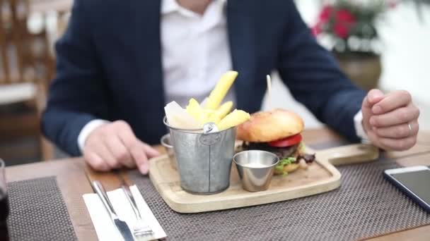 Glad Smart Casual Affärsman Serverar Tallrik Pommes Frites Hamburgare Sås — Stockvideo