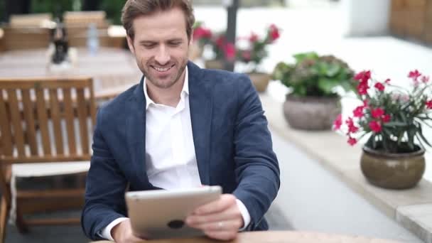 Homem Negócios Elegante Feliz Está Sentado Uma Mesa Terraço Mensagens — Vídeo de Stock