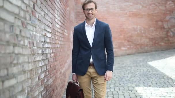 Smart Casual Ελκυστικός Επιχειρηματίας Φορώντας Γυαλιά Στέκεται Ένα Χαρτοφύλακα Στο — Αρχείο Βίντεο