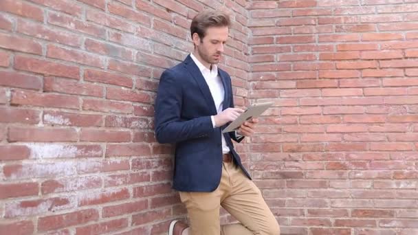 Widok Boku Blondynka Młody Biznesmen Opierając Się Cegły Ściany Czytanie — Wideo stockowe