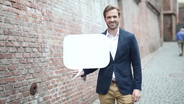 Atrakcyjny Smart Casual Biznesmen Garniturze Marynarki Daje Znak Trzymając Bańkę — Wideo stockowe
