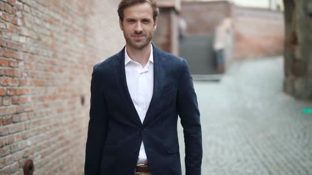 Joven Hombre Negocios Elegante Con Traje Azul Marino Está Posando — Vídeos de Stock