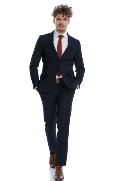 Selbstbewusster Geschäftsmann Der Beide Hände Den Taschen Hält Während Anzug — Stockfoto