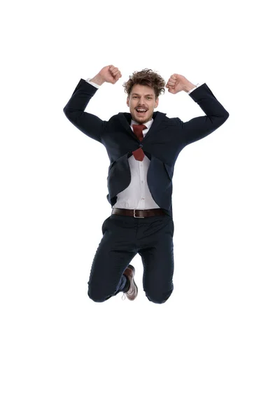 Χαρούμενος Επιχειρηματίας Που Γελάει Και Γιορτάζει Φορώντας Κοστούμι Και Πηδώντας — Φωτογραφία Αρχείου