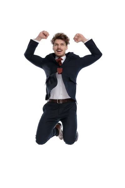 Ευτυχισμένος Επιχειρηματίας Γιορτάζει Δύο Χέρια Στον Αέρα Ενώ Φοράει Κοστούμι — Φωτογραφία Αρχείου