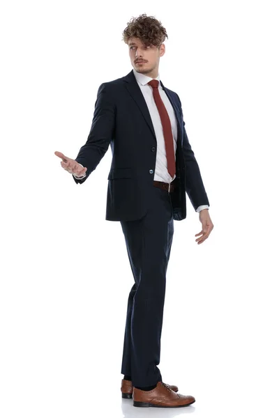 Side View Serious Businessman Looking Shoulder Explaining While Wearing Suit — Stock Photo, Image