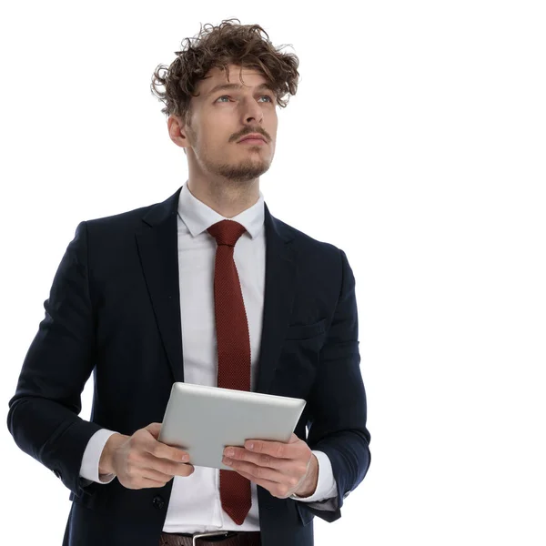 Gedachte Zakenman Holding Tablet Weg Kijken Tijdens Het Dragen Van — Stockfoto