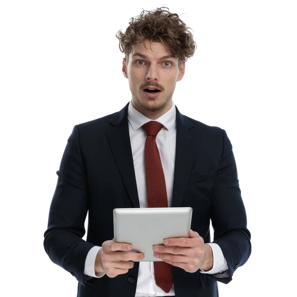 Empresário Incrível Segurando Tablet Ofegante Enquanto Vestindo Terno Fundo Estúdio — Fotografia de Stock