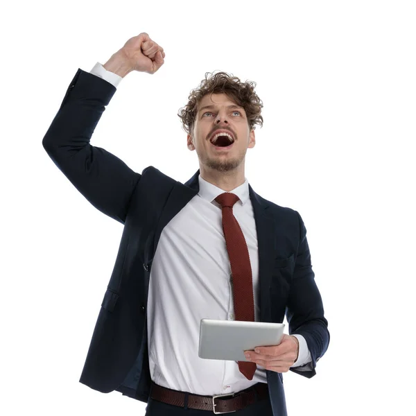 Empresário Alegre Segurando Tablet Celebrando Gritando Enquanto Vestindo Terno Fundo — Fotografia de Stock