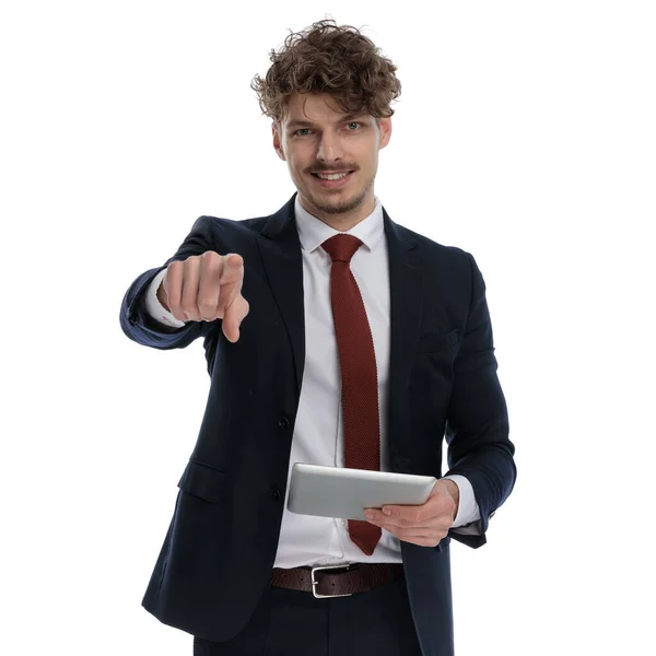 Glad Affärsman Håller Tablett Ler Och Pekar Medan Bär Kostym — Stockfoto