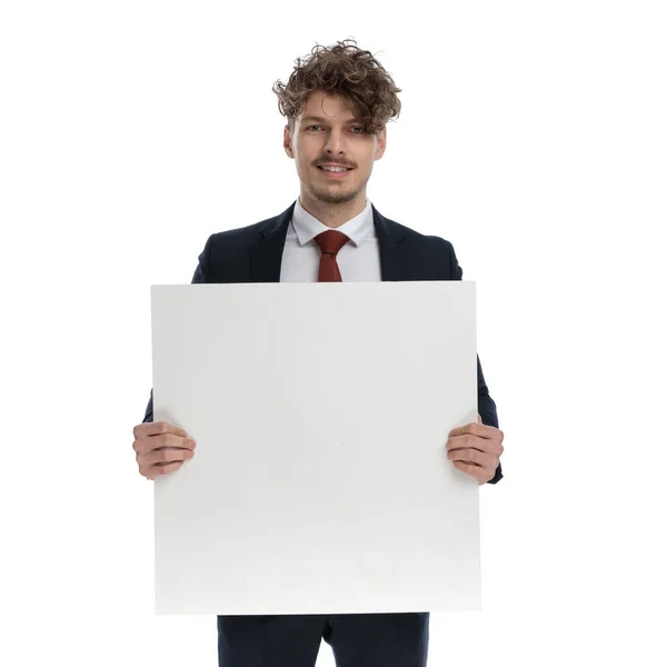 Positieve Zakenman Houden Billboard Glimlachen Tijdens Het Dragen Van Pak — Stockfoto