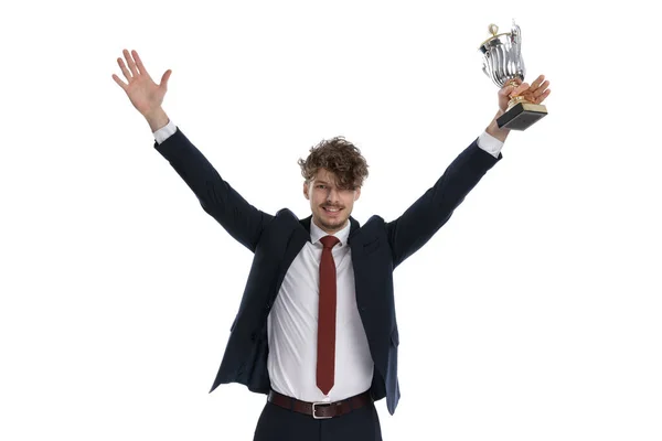 Homem Negócios Feliz Segurando Troféu Celebrando Enquanto Vestindo Terno Fundo — Fotografia de Stock