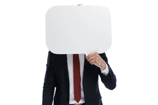 若いビジネスマンは スーツを着て白いスタジオの背景に立っている間 音声バブルで顔を覆う — ストック写真