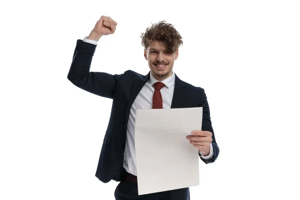 Hombre Negocios Alegre Sosteniendo Periódico Celebrando Sonriendo Mientras Usa Traje —  Fotos de Stock