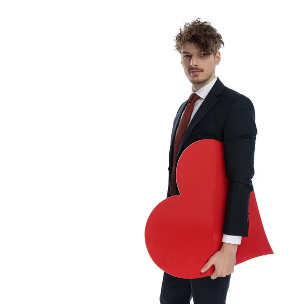 Takım Elbise Giyerken Beyaz Stüdyo Arka Planında Dururken Kalp Şeklinde — Stok fotoğraf
