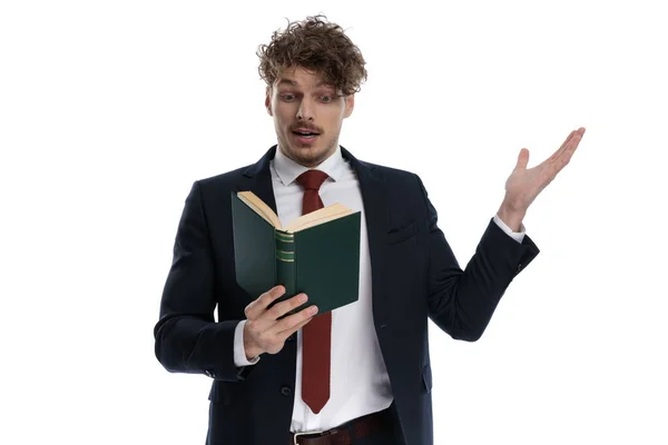 Empresário Positivo Lendo Explicando Livro Enquanto Vestindo Terno Fundo Estúdio — Fotografia de Stock