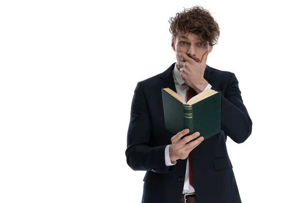 Verrast Zakenman Het Lezen Van Boek Het Bedekken Van Zijn — Stockfoto