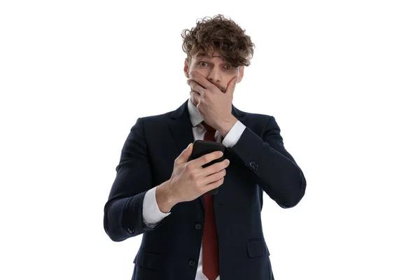 Shocked Businessman Holding Phone Gasping Covering His Mouth While Wearing — Stock Photo, Image