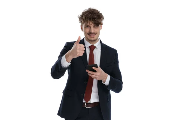 Feliz Hombre Negocios Sosteniendo Teléfono Riendo Haciendo Gestos Bien Mientras —  Fotos de Stock