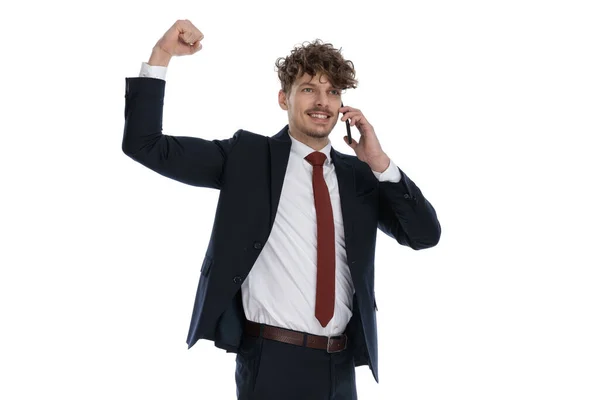 Hombre Negocios Alegre Hablando Por Teléfono Sonriendo Celebrando Mientras Usa — Foto de Stock